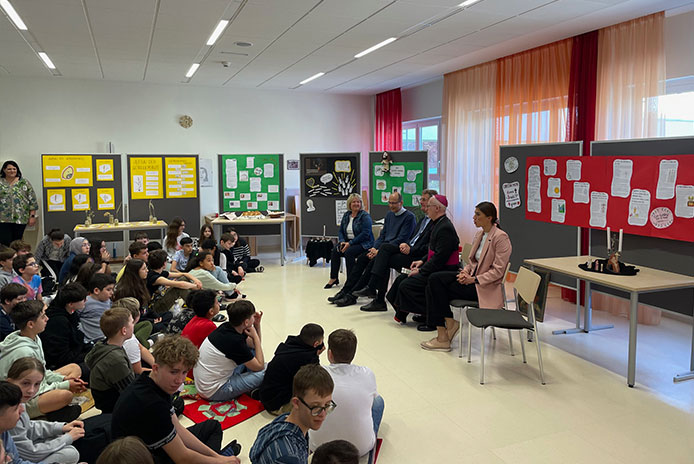 Bischof zu Besuch in der Schule